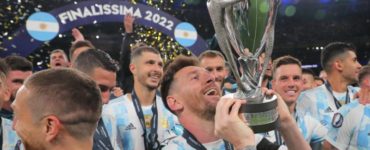 Messi ergueu a taça em Wembley