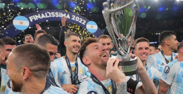 Messi ergueu a taça em Wembley