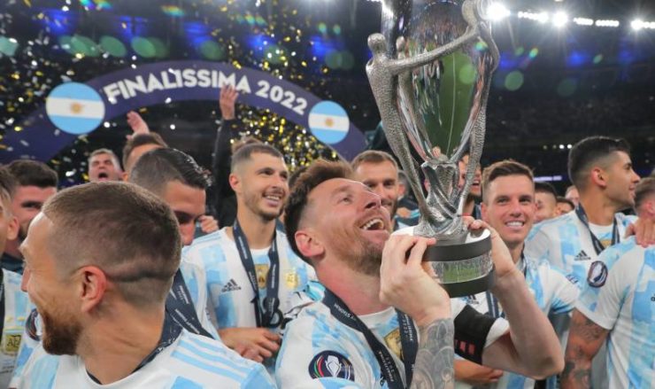 Messi ergueu a taça em Wembley