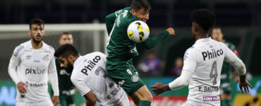 Palmeiras vence Santos com um a menos no Allianz