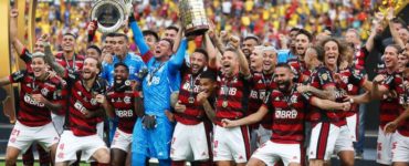 Flamengo ergue a taça em Guayaquil (Gilvan de Souza/Flamengo)