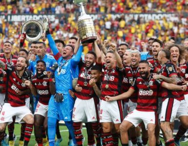 Flamengo ergue a taça em Guayaquil (Gilvan de Souza/Flamengo)