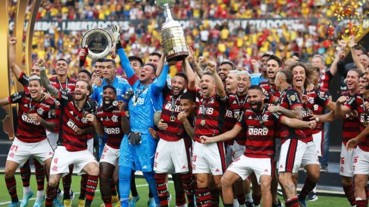 Flamengo ergue a taça em Guayaquil (Gilvan de Souza/Flamengo)